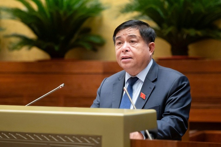 Bộ trưởng Bộ Kế hoạch và Đầu tư Nguyễn Chí Dũng trình bày Tờ trình. (Ảnh: TL) 4.jpg