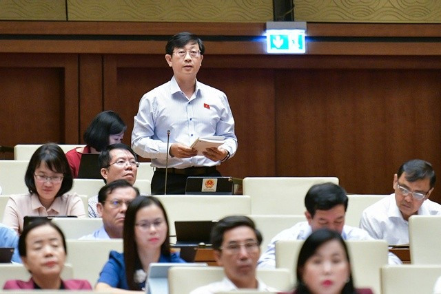 Đại biểu Nguyễn Hữu Thông (Bình Thuận) tại phiên chất vấn của Quốc hội sáng 12/11. Đại biểu Nguyễn Hữu Thông (Bình Thuận) tại phiên chất vấn của Quốc hội sáng 12/11.