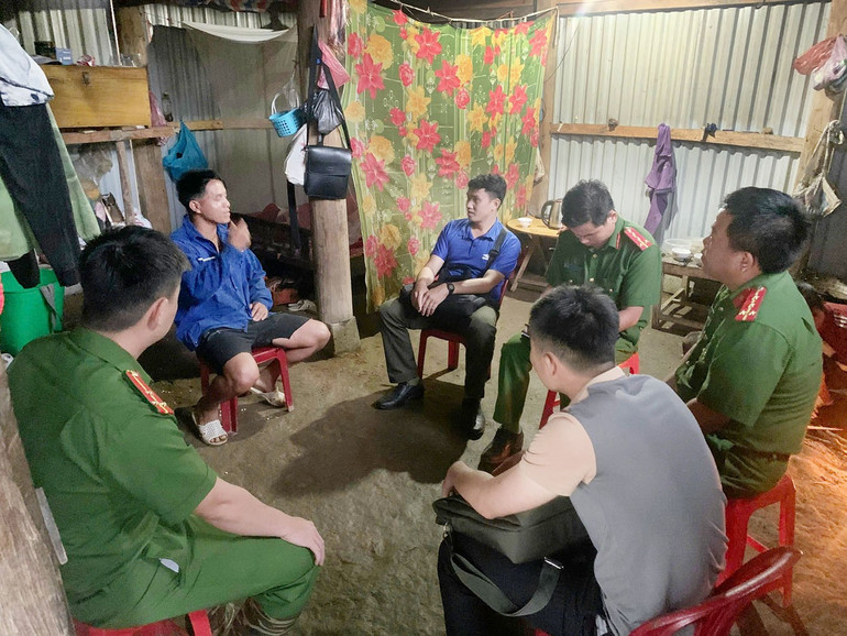 Công an tỉnh Bắc Kạn tuyên truyền về chủ trương, đường lối của Đảng, chính sách pháp luật của Nhà nước và quy định của địa phương, vận động người dân ký cam kết từ bỏ tổ chức bất hợp pháp Dương Văn Mình. 016.jpg
