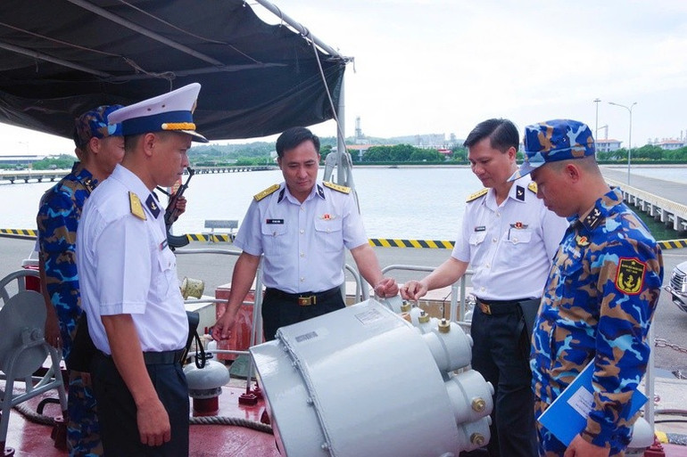 Đại tá Vũ Anh Tuấn (giữa), Chủ nhiệm Chính trị Hải quân kiểm tra công tác bảo quản, bảo dưỡng vũ khí trang bị kỹ thuật trên Tàu 382, Lữ đoàn 167, Vùng 2 Hải quân - Ảnh: VGP/Tài Bá (Theo baochinhphu.vn). 833.jpg