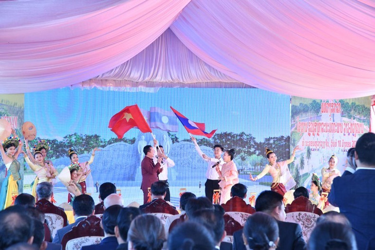 Một tiết mục văn nghệ ca ngợi tình hữu nghị đặc biệt Việt Nam-Lào tại buổi lễ. (Ảnh: THANH GIANG) Một tiết mục văn nghệ ca ngợi tình hữu nghị đặc biệt Việt Nam-Lào tại buổi lễ. (Ảnh: THANH GIANG)