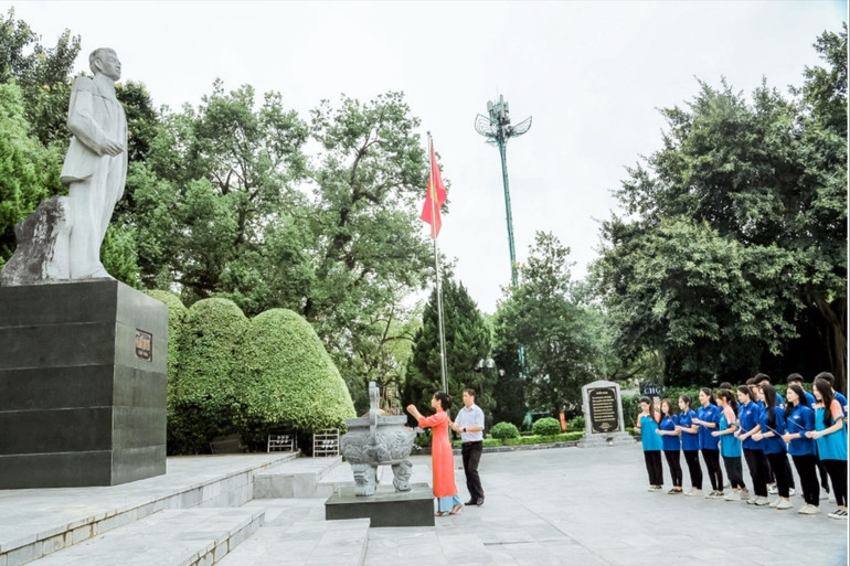 Giáo viên và học sinh Trường THPT Hoàng Văn Thụ (TP. Lạng Sơn) dâng hương tại Tượng đài đồng chí Hoàng Văn Thụ. hoang-van-thua.jpg