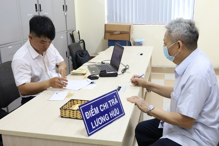 BHXH Việt Nam cho biết hơn 3,4 triệu người đang hưởng lương hưu và trợ cấp BHXH hằng tháng sẽ được nhận gộp chi trả của tháng 1 và 2/2025 trước Tết Nguyên đán Ất Tỵ, thông qua các hình thức linh hoạt... BHXH Việt Nam cho biết hơn 3,4 triệu người đang hưởng lương hưu và trợ cấp BHXH hằng tháng sẽ được nhận gộp chi trả của tháng 1 và 2/2025 trước Tết Nguyên đán Ất Tỵ, thông qua các hình thức linh hoạt...