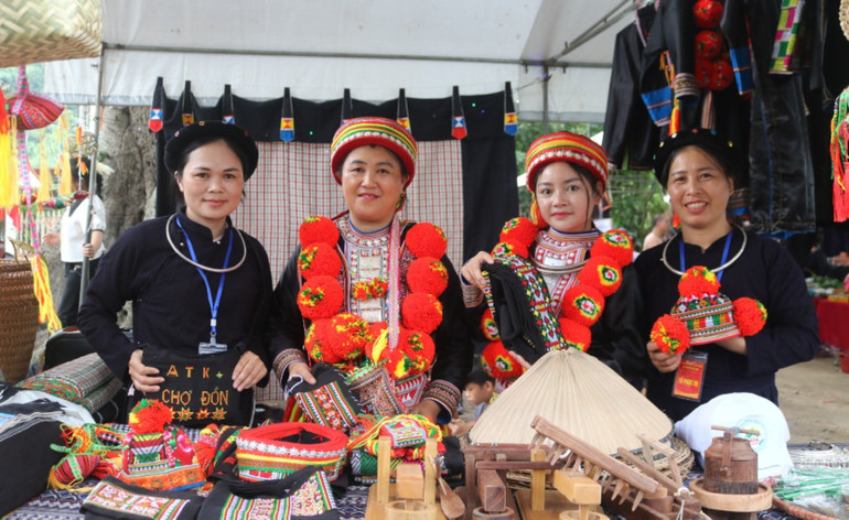 Các gian hàng mang đậm sắc màu văn hóa các dân tộc xã Nam Cường. IMG_2149.jpeg