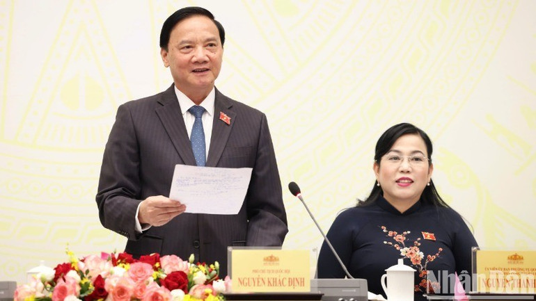 Phó Chủ tịch Quốc hội Nguyễn Khắc Định chủ trì họp báo về chương trình Kỳ họp thứ 8, Quốc hội Khóa XV. (Ảnh: DUY LINH) 1729414068701-6314-699.jpeg