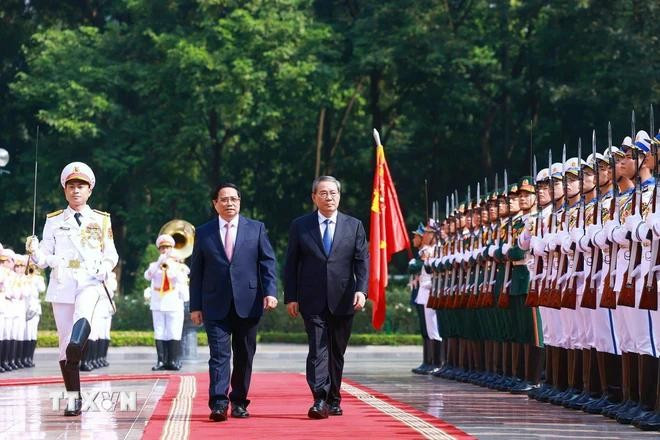Thủ tướng Phạm Minh Chính và Thủ tướng Trung Quốc Lý Cường duyệt Đội danh dự Quân đội Nhân dân Việt Nam. (Ảnh: Dương Giang/TTXVN). Thủ tướng Phạm Minh Chính và Thủ tướng Trung Quốc Lý Cường duyệt Đội danh dự Quân đội Nhân dân Việt Nam. (Ảnh: Dương Giang/TTXVN).