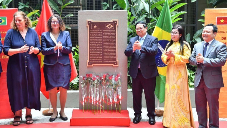 Thủ tướng Phạm Minh Chính và Phu nhân cùng các đại biểu thực hiện nghi thức khánh thành đặt biển kỷ niệm Chủ tịch Hồ Chí Minh tại thành phố Rio de Janeiro (Ảnh THANH GIANG). 1731860938886-2182.jpg