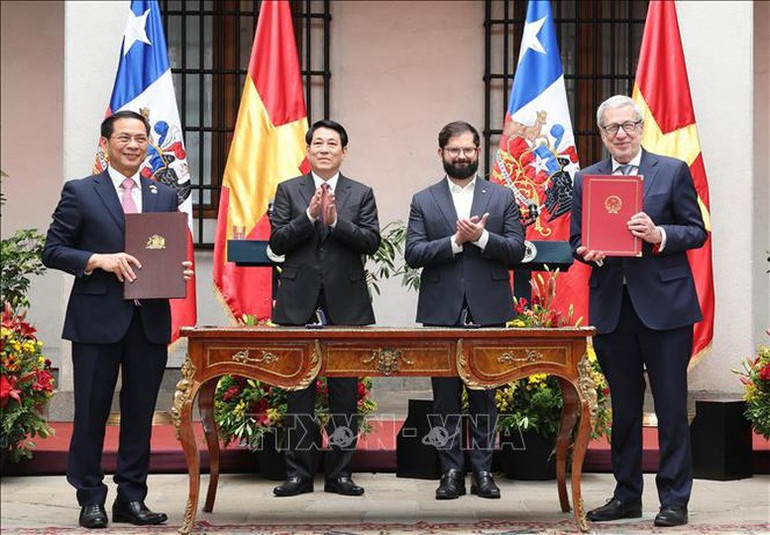 Chủ tịch nước Lương Cường và Tổng thống Chile Gabriel Boric Font chứng kiến lễ ký Tuyên bố chung Việt Nam-Chile giữa Phó Thủ tướng, Bộ trưởng Ngoại giao Bùi Thanh Sơn và Phó Thủ tướng, Bộ trưởng Ngoại giao Albert Van Klaveren Stork - Ảnh: TTXVN Chủ tịch nước Lương Cường và Tổng thống Chile Gabriel Boric Font chứng kiến lễ ký Tuyên bố chung Việt Nam-Chile giữa Phó Thủ tướng, Bộ trưởng Ngoại giao Bùi Thanh Sơn và Phó Thủ tướng, Bộ trưởng Ngoại giao Albert Van Klaveren Stork - Ảnh: TTXVN