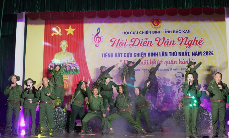 Tiết mục của đội Hội Cựu chiến binh huyện Na Rì. 260.jpg