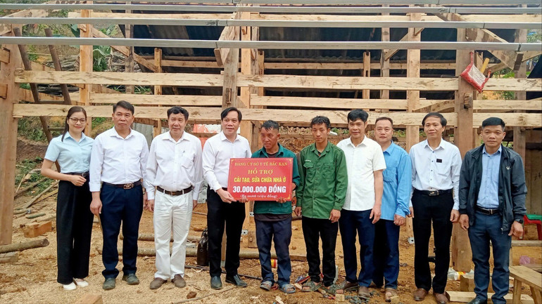 Hỗ trợ 30 triệu đồng cho gia đình ông Dương Văn Câu, xã Phúc Lộc (Ba Bể) sửa chữa nhà ở. z6491798202265-82534a811750f0801872d72222994813.jpg