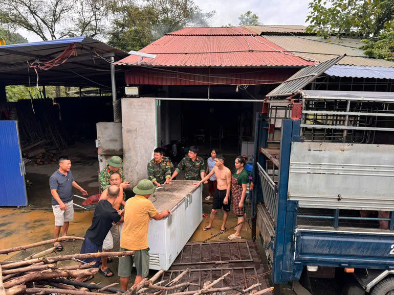 Lực lượng quân đội giúp người dân di dời tài sản ra khỏi vùng ngập lụt vào sáng 09/9 tại thị trấn Đồng Tâm (Chợ Mới). 9.jpg