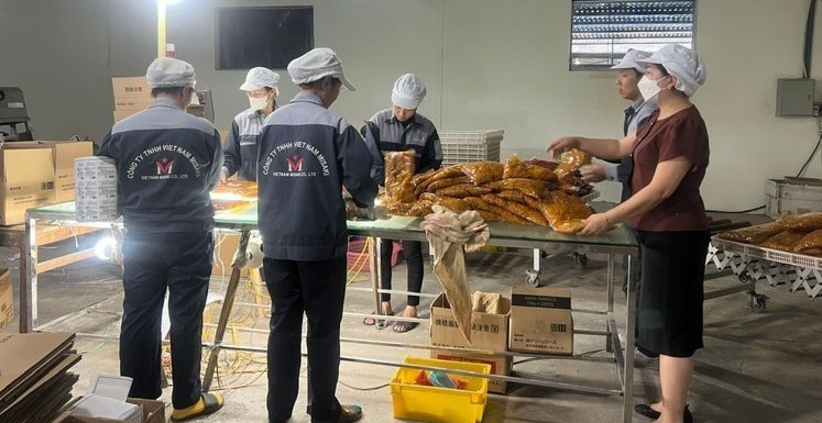Chị Hoàng Thị Lập (ngoài cùng bên phải ), Giám đốc Công ty TNHH Việt Nam MISAKI điều hành sản xuất tại nhà máy 928.jpg