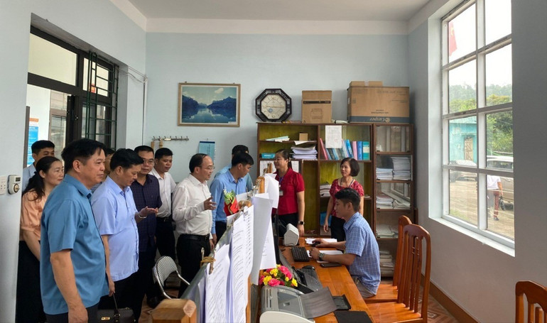 Đoàn công tác của tỉnh thăm, động viên công chức tại bộ phận “một cửa” xã Côn Minh. z6423660189367-3a586b629674d86a1ac82f62771955e9.jpg