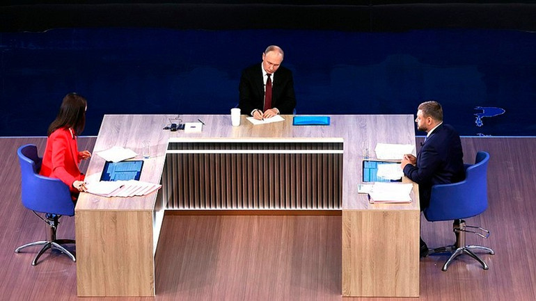 Tổng thống Putin trả lời rất nhiều câu hỏi của người dân Nga và các nhà báo. (Ảnh: KREMLIN.RU) Tổng thống Putin trả lời rất nhiều câu hỏi của người dân Nga và các nhà báo. (Ảnh: KREMLIN.RU)