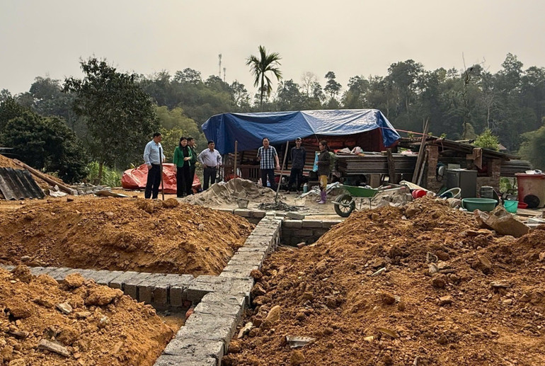 Lãnh đạo thành phố Bắc Kạn kiểm tra tiến độ xây dựng tại một hộ được hỗ trợ xóa nhà tạm, nhà dột nát tại phường Nguyễn Thị Minh Khai. 13.jpg