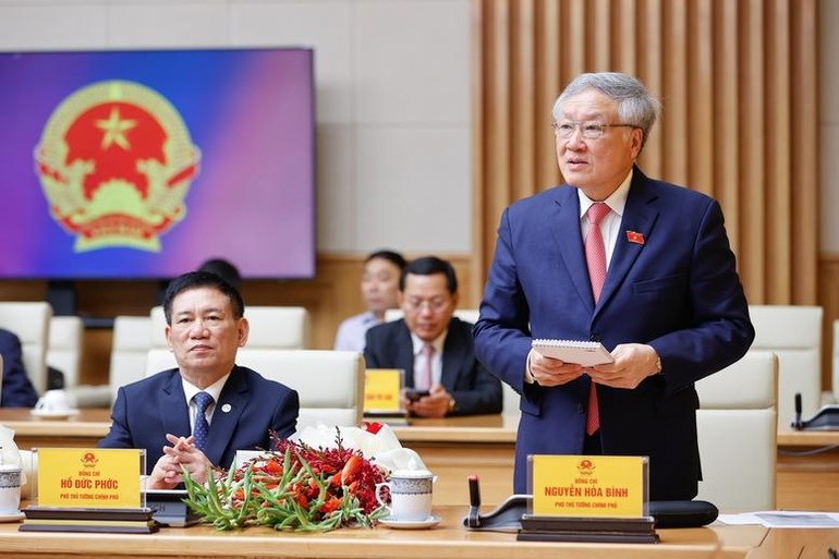 Thay mặt các đồng chí vừa được bổ nhiệm, Phó Thủ tướng Chính phủ Nguyễn Hòa Bình nhấn mạnh đây là vinh dự lớn lao, đồng thời cũng là trách nhiệm hết sức nặng nề trước Đảng, Nhà nước và nhân dân Thay mặt các đồng chí vừa được bổ nhiệm, Phó Thủ tướng Chính phủ Nguyễn Hòa Bình nhấn mạnh đây là vinh dự lớn lao, đồng thời cũng là trách nhiệm hết sức nặng nề trước Đảng, Nhà nước và nhân dân