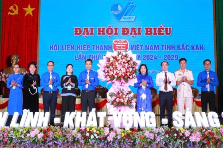 Lãnh đạo tỉnh Bắc Kạn tặng lẵng hoa chúc mừng Đại hội. z5898639531266-8181655eaecb6aeb45e086e1f651d339-5512-5729-1183.jpg
