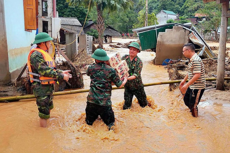 Thủ tướng chỉ đạo khẩn trương cung cấp lương thực, nhu yếu phẩm cho người dân bị ảnh hưởng bởi bão số 3 ảnh 1 Thủ tướng chỉ đạo khẩn trương cung cấp lương thực, nhu yếu phẩm cho người dân bị ảnh hưởng bởi bão số 3 ảnh 1