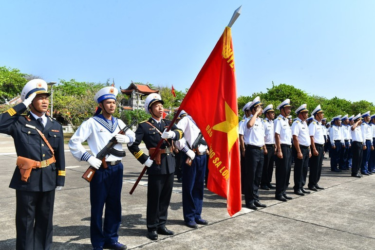 Lễ chào cờ trên đảo Trường Sa. (Ảnh: Đăng Khoa) Lễ chào cờ trên đảo Trường Sa. (Ảnh: Đăng Khoa)