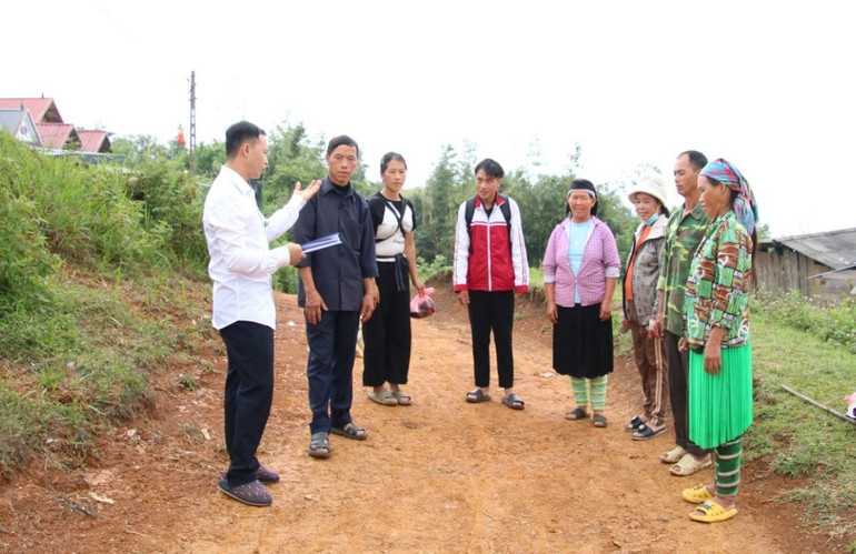 Bí thư Chi bộ thôn Tọt Còn, anh Giàng Văn Đại vận động người dân chấp hành tốt chủ trương, chính sách, pháp luật của Đảng và Nhà nước. img-5620-561-8090-8319.jpg