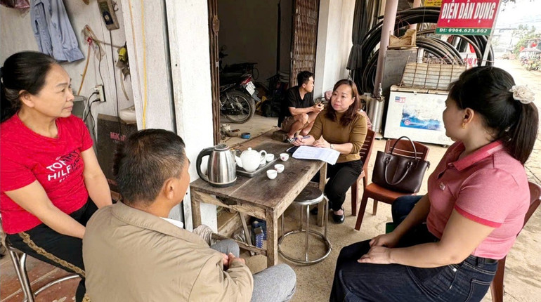 Hội LHPN huyện Chợ Mới kiểm tra việc sử dụng vốn vay tín dụng chính sách tại tổ TK và VV thôn Trung Tâm, xã Thanh Mai. minh-hue.jpg