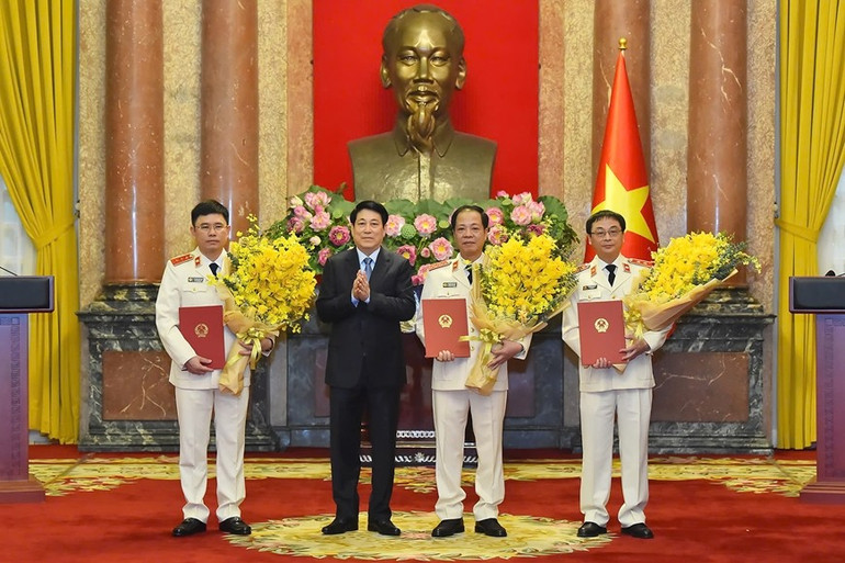 Chủ tịch nước Lương Cường trao Quyết định bổ nhiệm Phó viện trưởng và Kiểm sát viên Viện Kiểm sát Nhân dân Tối cao cho 3 đồng chí. 3.jpg