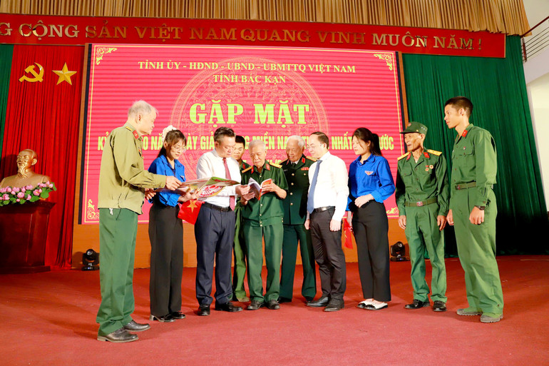Các đồng chí: Hoàng Duy Chinh, Ủy viên BCH Trung ương Đảng, Bí thư Tỉnh ủy, Trưởng đoàn ĐBQH tỉnh; Nguyễn Đăng Bình, Phó Bí thư Tỉnh ủy, Chủ tịch UBND tỉnh trao đổi với các đại biểu tại buổi gặp mặt kỷ niệm 50 năm Ngày giải phóng miền Nam, thống nhất đất nước. anh-thay-bai-trang-3-1.jpg