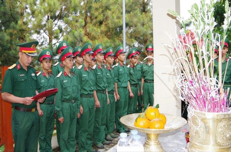 Cán bộ, chiến sĩ Đại đội 1, Tiểu đoàn 1, Trung đoàn Bộ binh 750 tìm hiểu di tích lịch sử và thắp hương tại nơi đồng chí Phùng Chí Kiên hy sinh (xã Thượng Ân, huyện Ngân Sơn). z6709031187436-e506ecf5467548c420d752bd5ee521e9.jpg