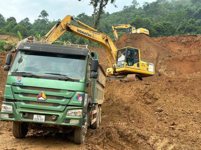 Tỉnh Bắc Kạn và BQLDA 2 Bộ Xây dựng đang triển khai các bước thủ tục sớm cấp mỏ khai thác đất đắp cho dự án. img-4656-2.jpg