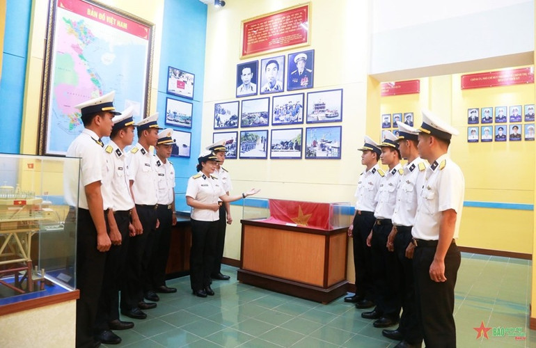 Sĩ quan trẻ tham quan học tập tại Nhà truyền thống Vùng 4 Hải quân. 03-5515-7835.jpg