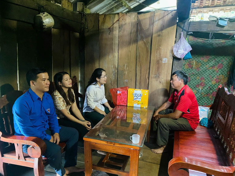 Đồng chí Ma Thị Mận, Phó Bí thư Thường trực Huyện ủy Pác Nặm (áo trắng, thứ 3 bên trái sang) trao đổi với ông Giàng Văn Dinh, người có uy tín, Trưởng thôn Nà Lài, xã Cao Tân (Pác Nặm) về tình hình đời sống của người dân trong thôn. 55.jpg