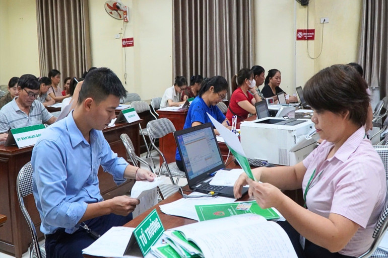 Cán bộ Chi nhánh NHCSXH tỉnh giao dịch tại phường Nguyễn Thị Minh Khai (TP. Bắc Kạn). 2-590-1010-9117-3811.jpg