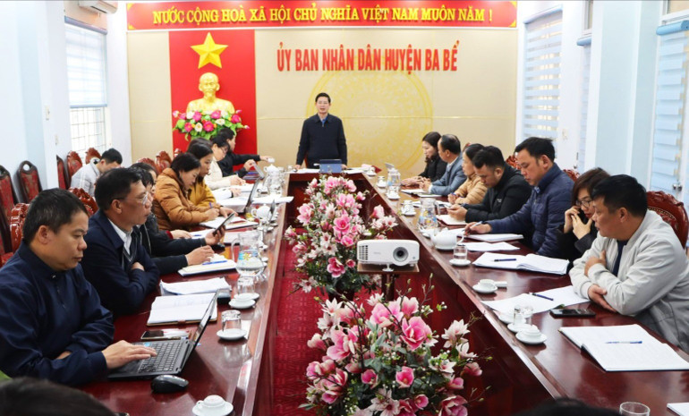 Đồng chí Phạm Ngọc Thịnh, Phó Chủ tịch UBND huyện Ba Bể chủ trì làm việc với lãnh đạo các xã, bàn về giải pháp thực hiện Chương trình MTQG xây dựng NTM trên địa bàn huyện. 2.jpg