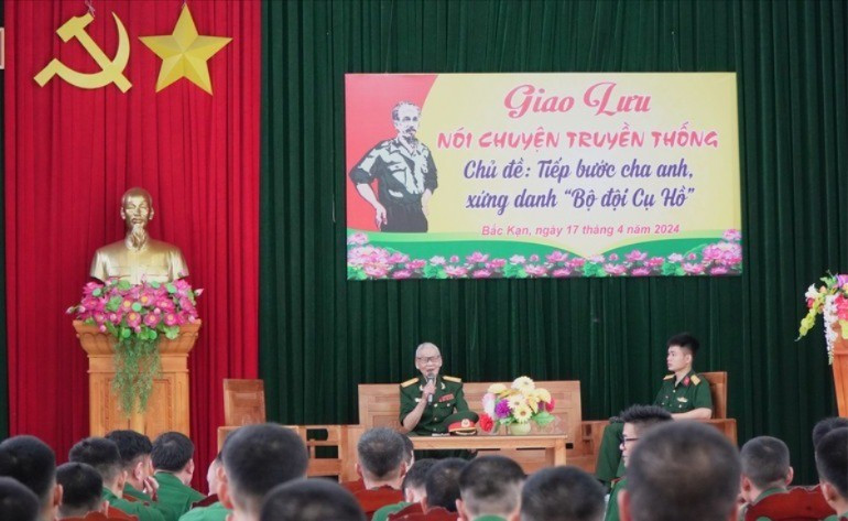 CCB Nguyễn Quân nói chuyện với các chiến sĩ tại Trung đoàn Bộ binh 750 (Bộ CHQS tỉnh) về truyền thống anh hùng của Quân đội ta. 01-2602.jpg
