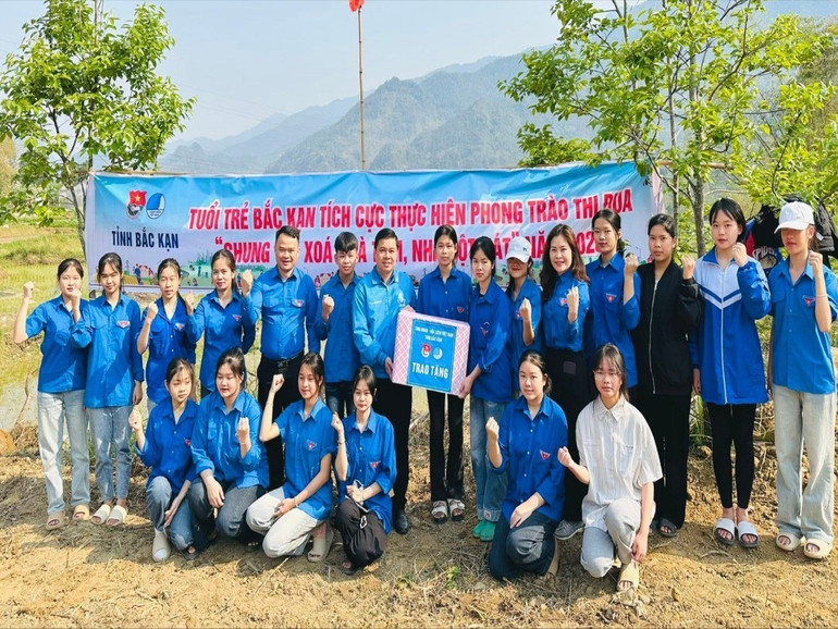 Anh Triệu Tiến Trình, Bí thư Tỉnh đoàn tặng quà các hộ gia đình có hoàn cảnh khó khăn của xã Đồng Phúc (Ba Bể). img-2707.jpg