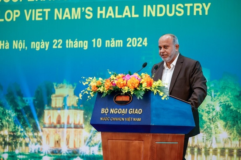 Tiến sỹ Yousif S.AlHarbi, Phó Chủ tịch Trung tâm Halal Saudi Arabia, Cơ quan Thực phẩm và Dược phẩm Saudi Arabia (SFDA) phát biểu tại Hội nghị. Tiến sỹ Yousif S.AlHarbi, Phó Chủ tịch Trung tâm Halal Saudi Arabia, Cơ quan Thực phẩm và Dược phẩm Saudi Arabia (SFDA) phát biểu tại Hội nghị.