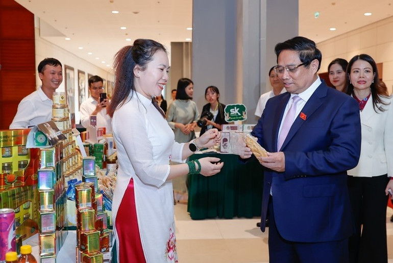 Thủ tướng tham quan một số gian hàng trưng bày các sản phẩm Halal của doanh nghiệp Việt Nam. Thủ tướng tham quan một số gian hàng trưng bày các sản phẩm Halal của doanh nghiệp Việt Nam.