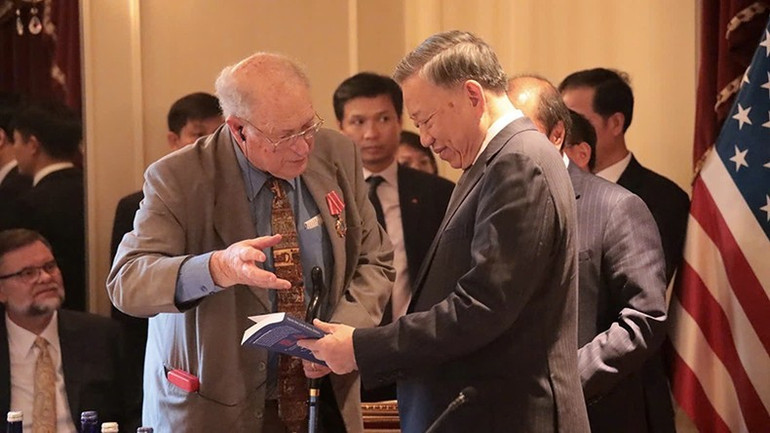 Tổng Bí thư, Chủ tịch nước Tô Lâm trò chuyện với ông John McAuliff. Tổng Bí thư, Chủ tịch nước Tô Lâm trò chuyện với ông John McAuliff.