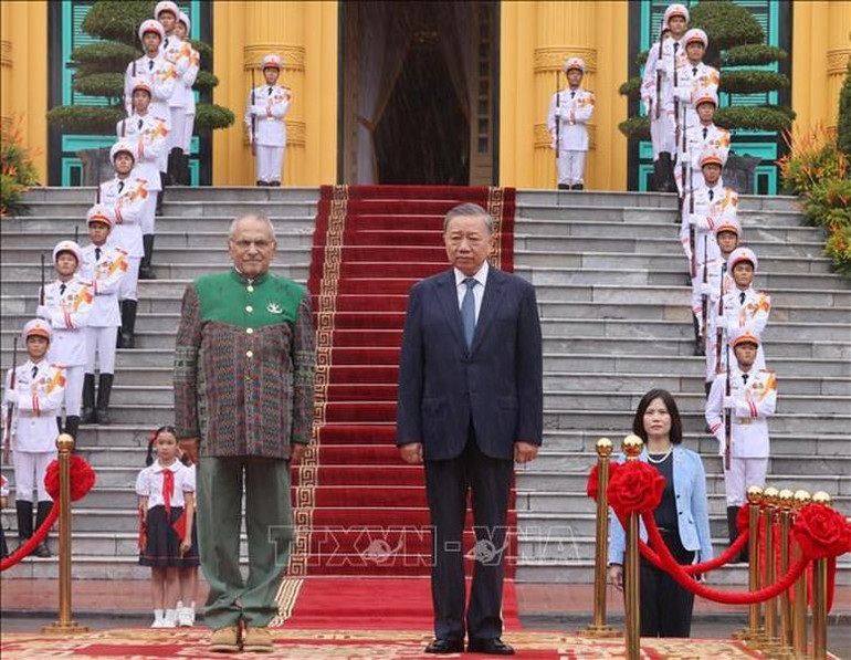 Chủ tịch nước Tô Lâm và Tổng thống Timor-Leste Jose Ramos-Horta trên bục danh dự, nghe quân nhạc cử Quốc thiều hai nước - Ảnh: TTXVN Chủ tịch nước Tô Lâm và Tổng thống Timor-Leste Jose Ramos-Horta trên bục danh dự, nghe quân nhạc cử Quốc thiều hai nước - Ảnh: TTXVN