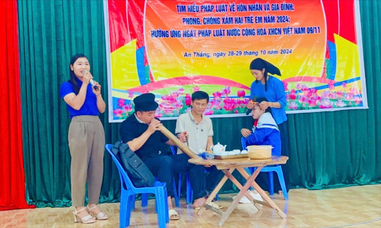 Chị Hứa Thị Thu (người bên phải ảnh), Bí thư Chi bộ, người có uy tín ở thôn Tiến Bộ, xã An Thắng (Pác Nặm) tham gia diễn tiểu phẩm về vấn đề hôn nhân cận huyết thống. z5983732636419-9f914d66a784d312f509e769eefd1b7d-1536x1039.jpg