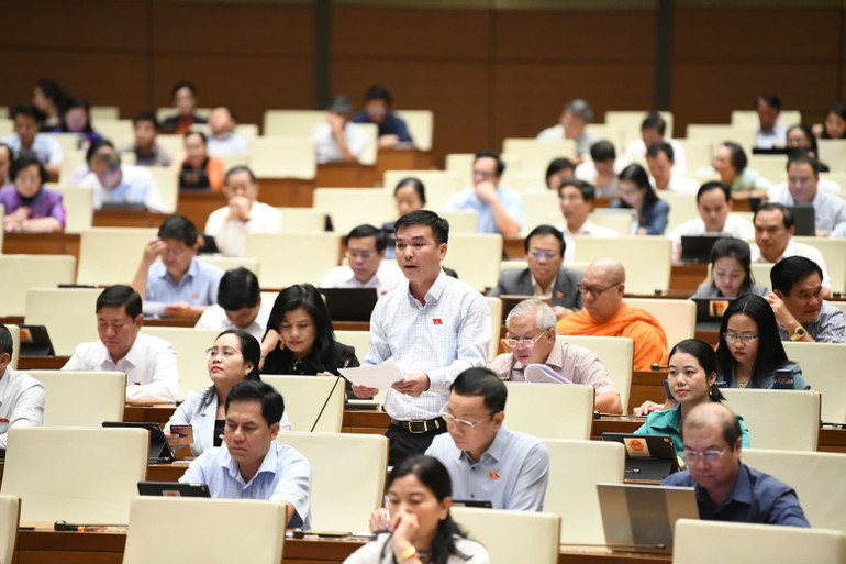 Đồng chí Hà Sỹ Huân, Tỉnh ủy viên, Phó Trưởng đoàn ĐBQH chuyên trách tỉnh Bắc Kạn đóng góp ý kiến vào dự thảo Luật Công đoàn (sửa đổi). 06-3334-5048.jpg