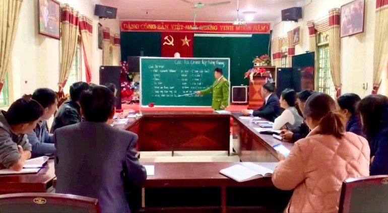 Mô hình “Dạy tiếng Mông cho cán bộ, công chức xã” của đồng chí Dương Văn Cậu, Chi bộ Công an, Đảng bộ xã Giáo Hiệu được đông đảo cán bộ, công chức xã hưởng ứng. z6157369414996-d22db15010d52f830559bc190797f192.jpg