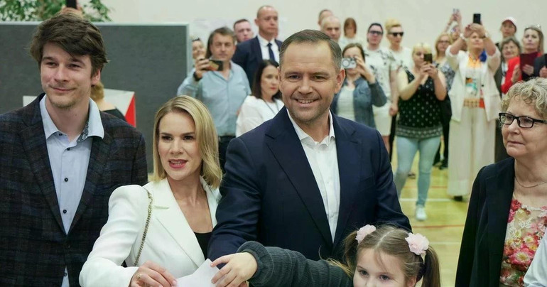 Ông Karol Nawrocki (giữa) bỏ phiếu bầu Tổng thống vòng hai tại điểm bầu cử ở Warsaw, Ba Lan, ngày 1/6/2025. (Ảnh: PAP/TTXVN) ba-lan-resize.jpg
