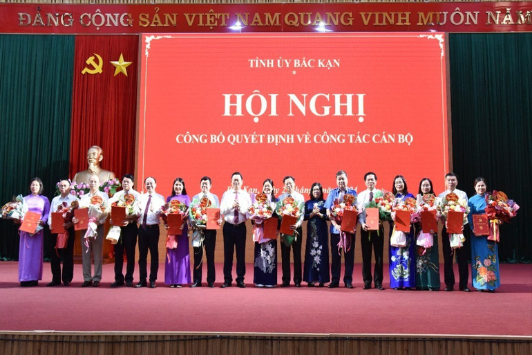Thường trực Tỉnh ủy tặng hoa chúc mừng các cán bộ chủ chốt được điều động, bổ nhiệm tại Hội nghị công bố quyết định về công tác cán bộ ngày 27/9/2024. can-bo-5357-2508.jpg
