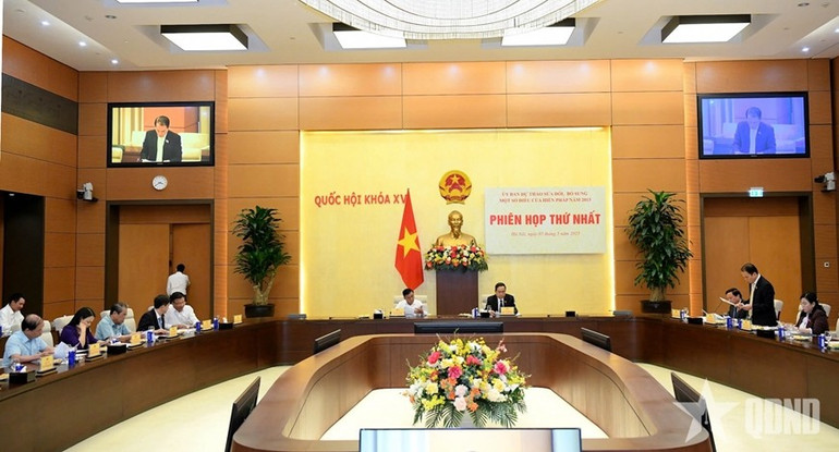 Quang cảnh phiên họp thứ nhất Ủy ban dự thảo sửa đổi, bổ sung một số điều của Hiến pháp năm 2013. Ảnh: PHẠM THẮNG 543.jpg