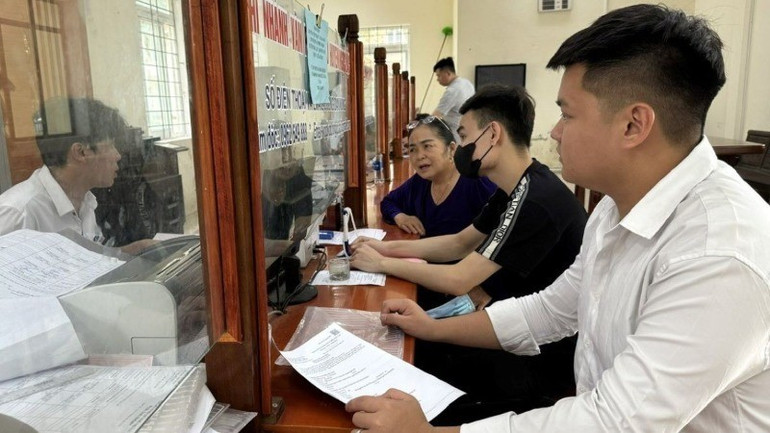 Người dân thực hiện các thủ tục hành chính. (Ảnh minh họa: TTXVN) 569-203-1436-9740-2818.jpg