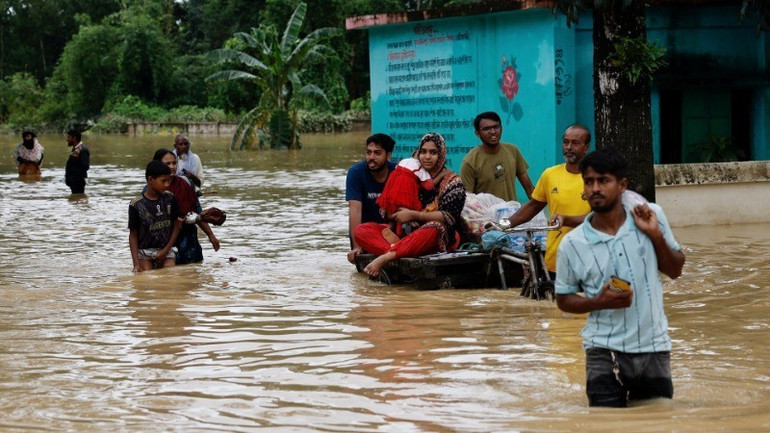 Một đợt lũ lụt nghiêm trọng vừa xuất hiện tại Bangladesh đã khiến ít nhất 5 người tử vong, hàng nghìn người phải di tản khẩn cấp. (Ảnh: Reuters) 1728265515535-5933-2935.jpeg