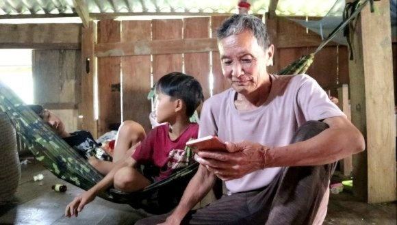Dù được cấp điện thoại thông minh, nhưng ông Trần Văn Mình, thôn Áng Hin, xã Côn Minh cũng chỉ dùng để nghe nhạc và chụp ảnh, vì thôn không có sóng 4G. cds1-585x329.jpg
