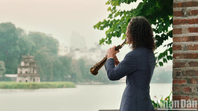 Hình ảnh nghệ sĩ Kenny G trong MV. Hình ảnh nghệ sĩ Kenny G trong MV.