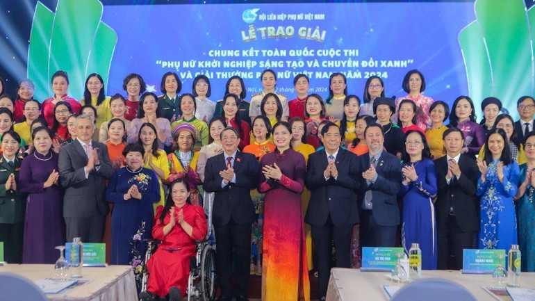 Các đồng chí lãnh đạo chụp ảnh lưu niệm với các cá nhân, tập thể xuất sắc được vinh danh tại buổi lễ. 1728701113873-3221-3185.jpeg